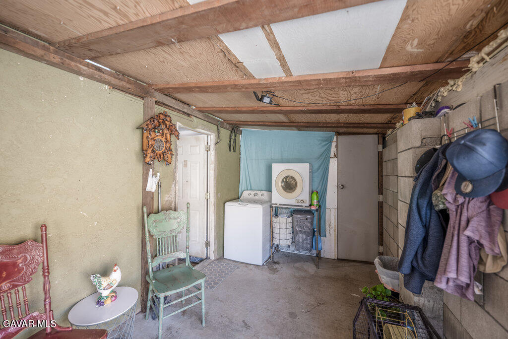 9555 Hierba Road Agua Dulce, CA 91390 - Photo 6 of 19 a view of a room with gym equipment