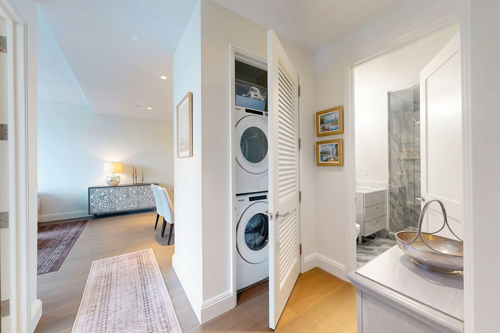 240 Devonshire Street, Unit U3814 Boston, MA 02110 - Photo 10 of 40 a bedroom with a bed and a window