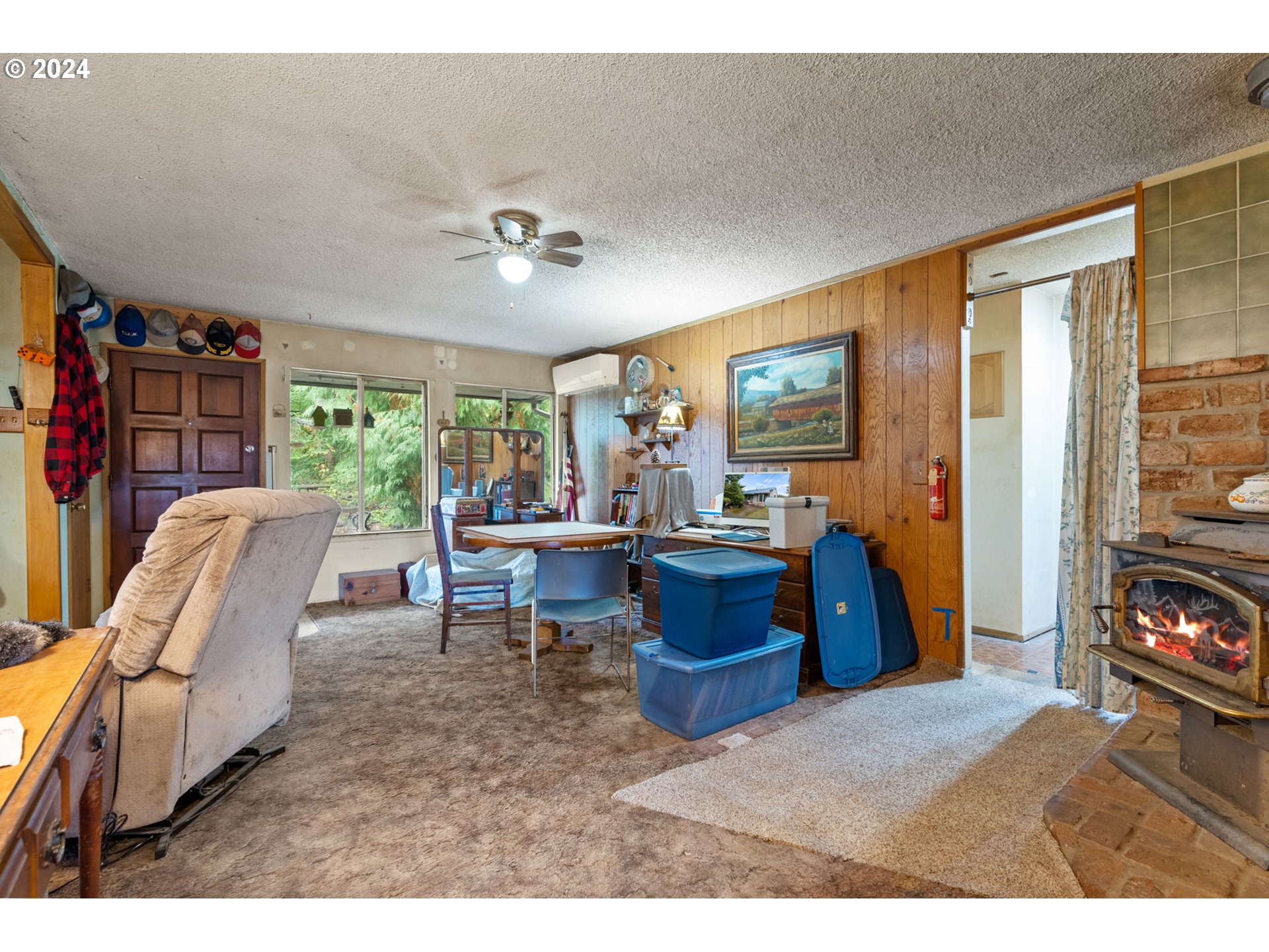 19733 South Harper Road Colton, OR 97017 - Photo 26 of 48 a living room filled with furniture