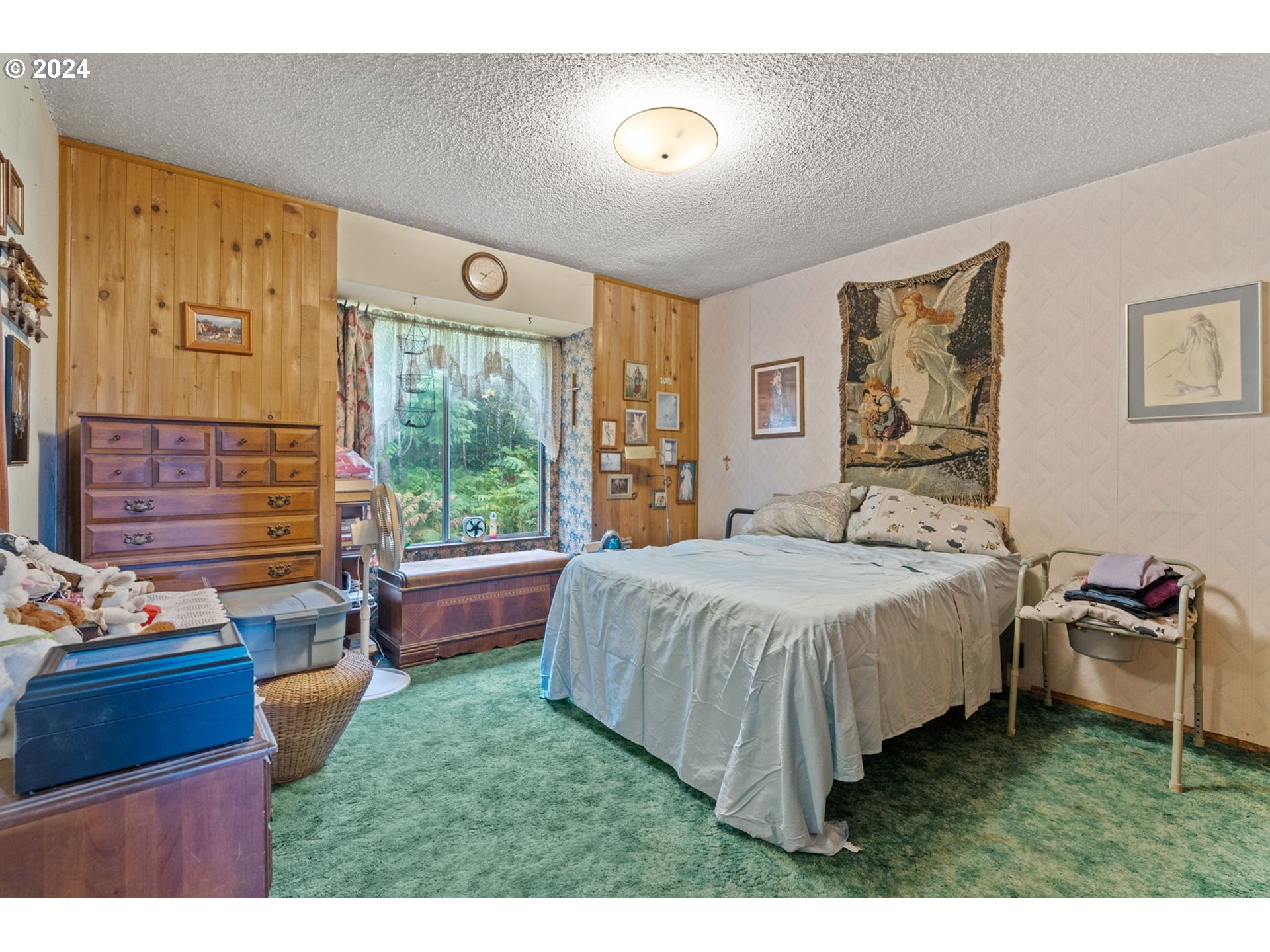 19733 South Harper Road Colton, OR 97017 - Photo 31 of 48 a bedroom with a bed and a window