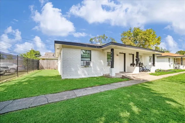 $975 | 5107 Clover Street, Houston, TX 77033