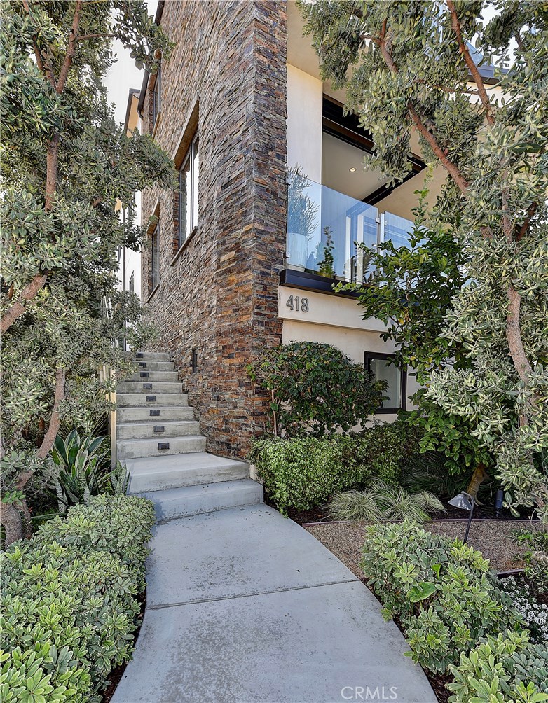 418 Carnation Avenue Corona del Mar, CA 92625 - Photo 25 of 29 a view of a pathway both side of house