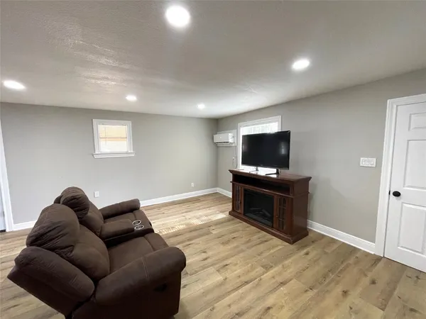 $124,900 | 520 Avenue East, Conroe, TX 77301