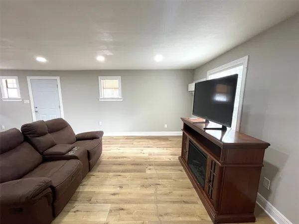 $124,900 | 520 Avenue East, Conroe, TX 77301