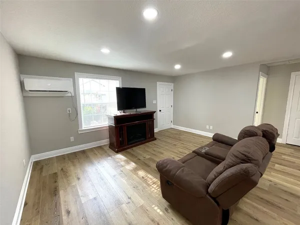 $124,900 | 520 Avenue East, Conroe, TX 77301