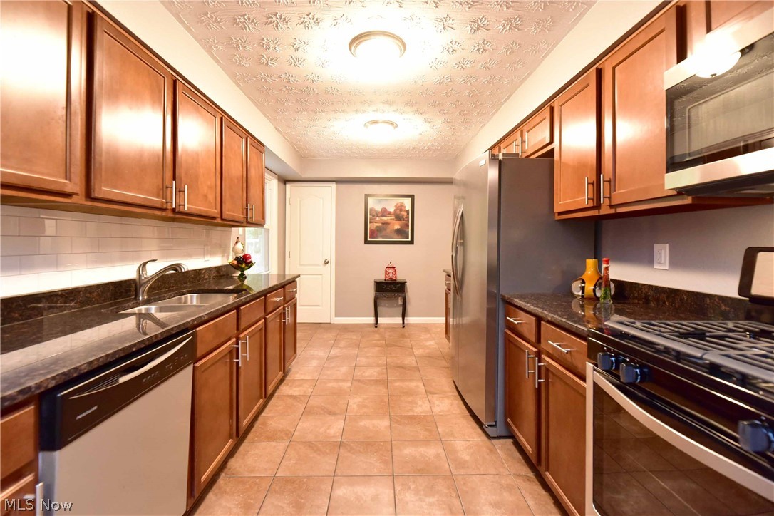 3657 Burbridge Road Cleveland, OH 44121 - Photo 6 of 27