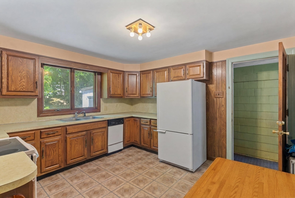 27 Kinnicutt Road Worcester, MA 01602 - Photo 7 of 38