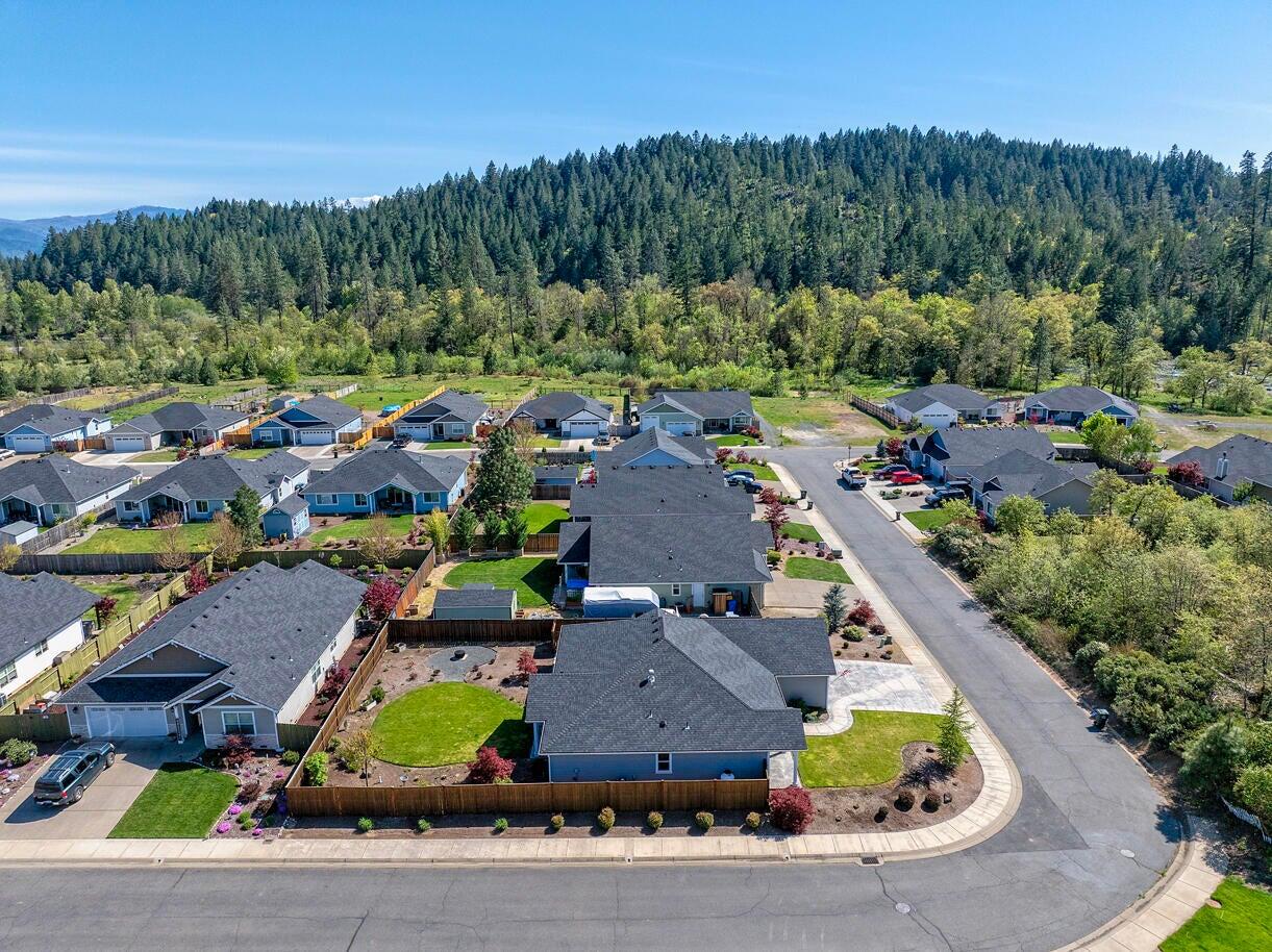 243 Retirement Lane Cave Junction, OR 97523 - Photo 6 of 62 20250423182041557161000000-o