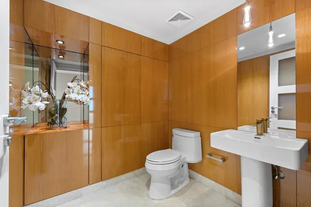 $35,000 | 101 South Fort Lauderdale Beach Boulevard, Unit PH 2703, Fort Lauderdale, FL 33316