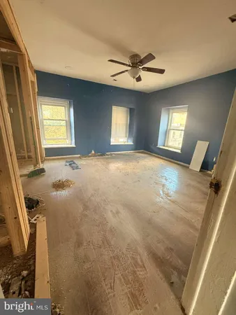 a view of empty room with window