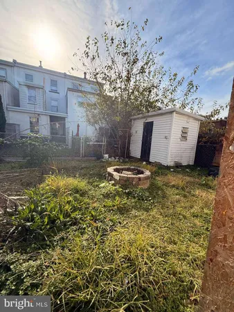 a view of a back yard