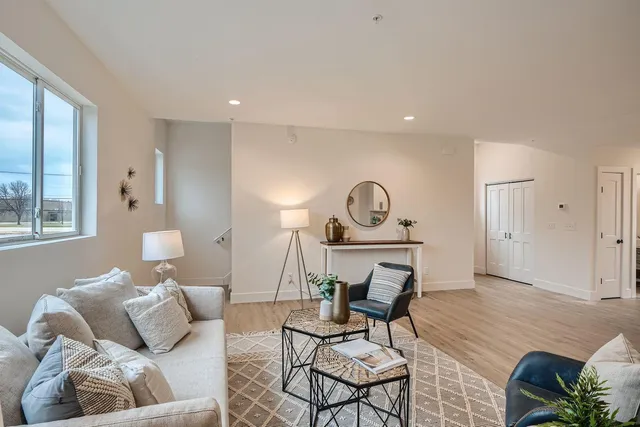 $374,000 | 1995 11th Avenue East, Unit 1, Maplewood, MN 55109