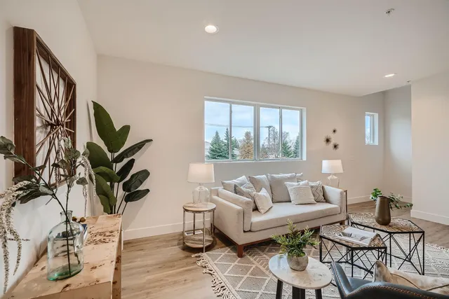 $374,000 | 1995 11th Avenue East, Unit 1, Maplewood, MN 55109