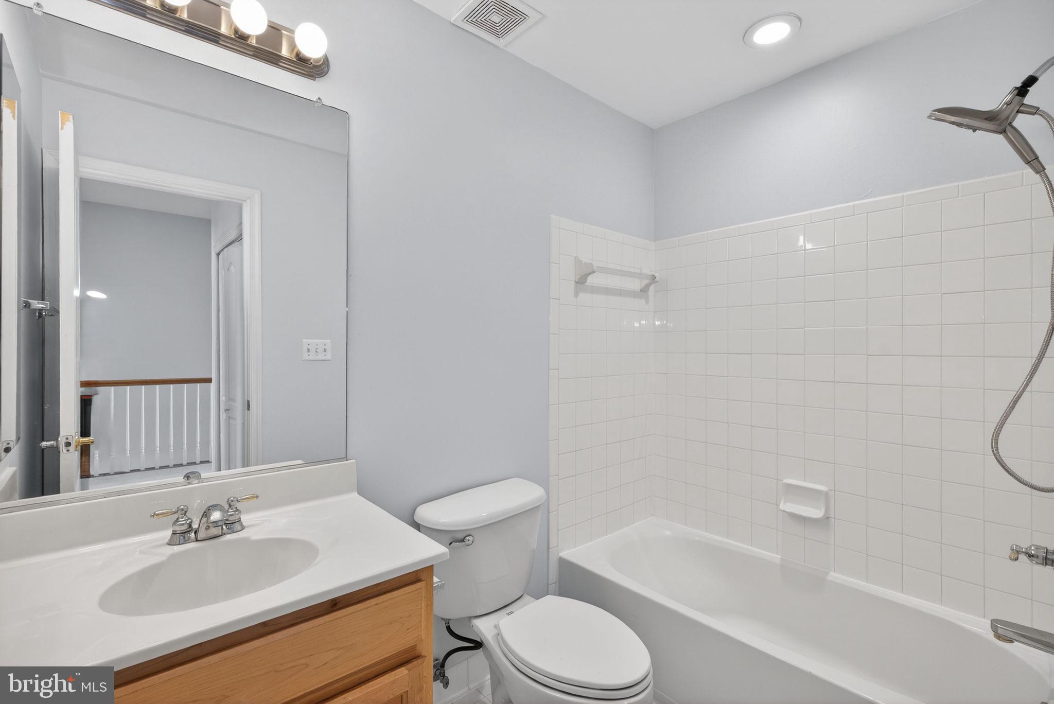 13597 Big Boulder Road Herndon, VA 20171 - Photo 30 of 41 Main Hall Bath