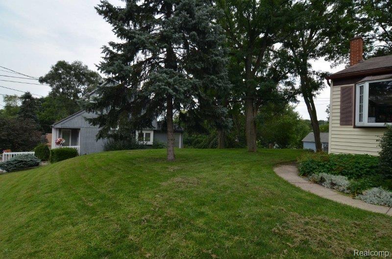 521 1st Street Rochester, MI 48307 - Photo 3 of 17 Side yard1 (800x530).jpg