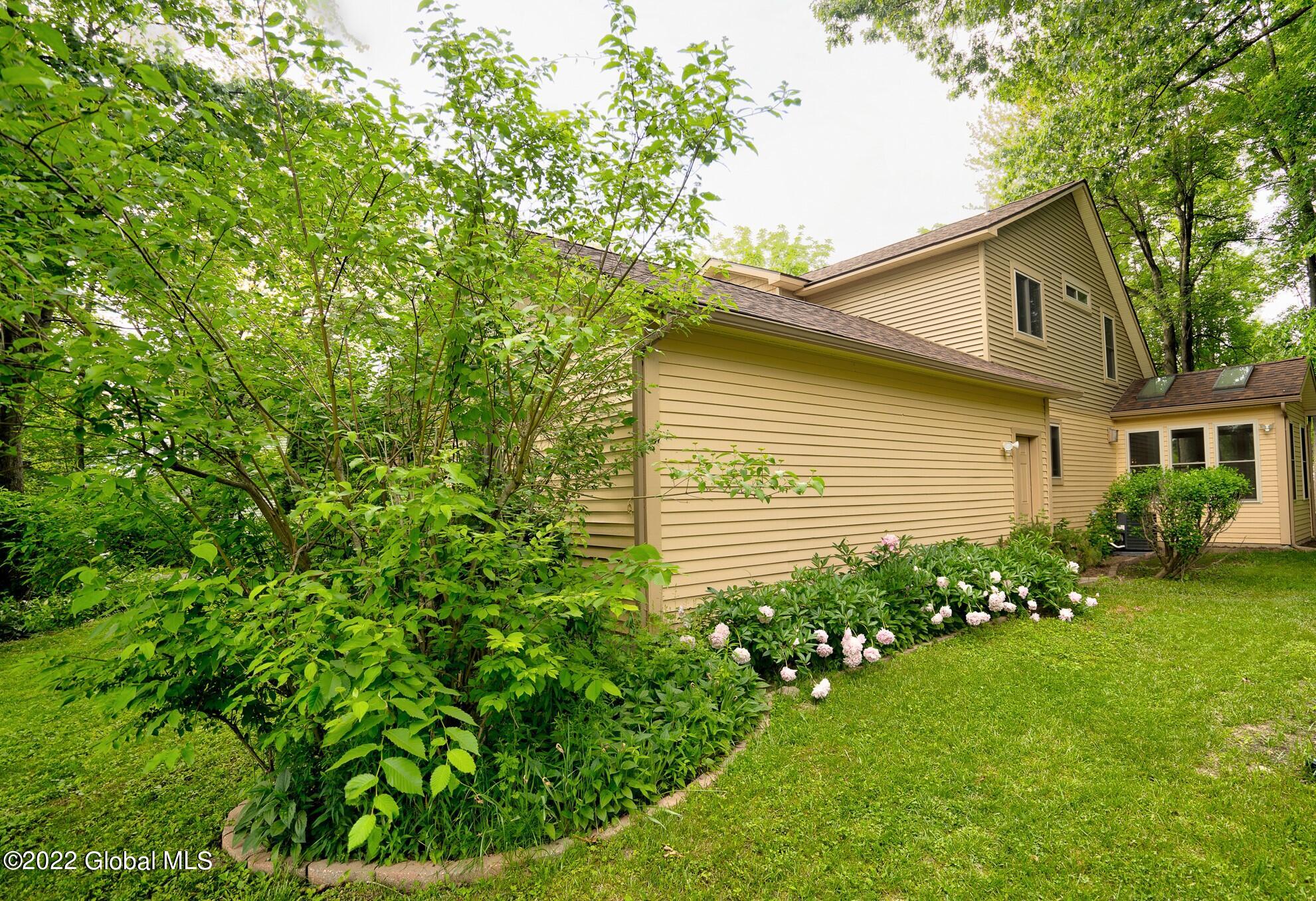 17 Anchor Drive Halfmoon, NY 12188 - Photo 36 of 41 17 anchor side flowers best