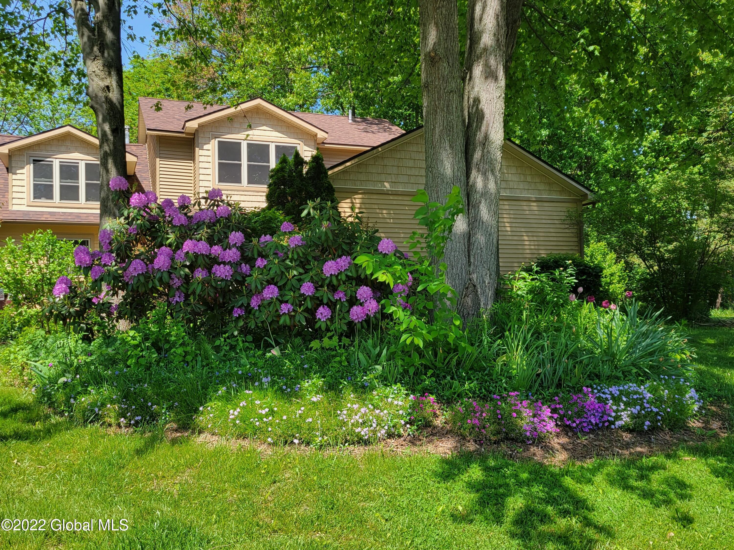 17 Anchor Drive Halfmoon, NY 12188 - Photo 5 of 41 17 anchor front flowers 3