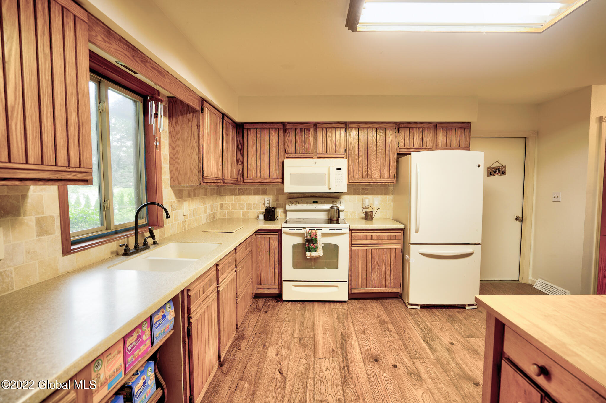 17 Anchor Drive Halfmoon, NY 12188 - Photo 7 of 41 17 anchor kitchen cabinets