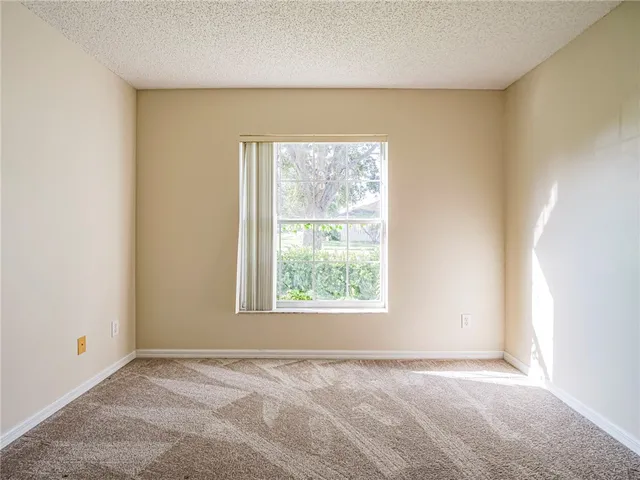 $2,300 | 953 North 13th Square, Vero Beach, FL 32960