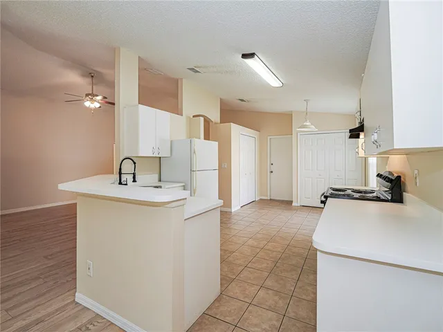 $2,300 | 953 North 13th Square, Vero Beach, FL 32960