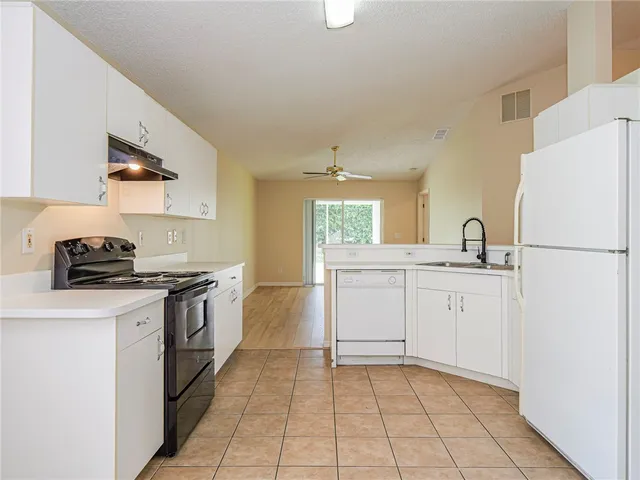 $2,300 | 953 North 13th Square, Vero Beach, FL 32960