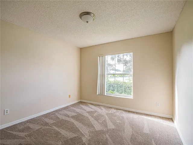 $2,300 | 953 North 13th Square, Vero Beach, FL 32960