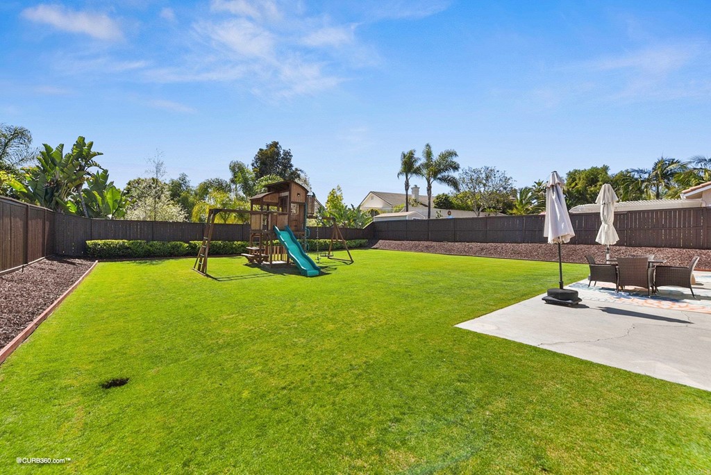 a view of a backyard