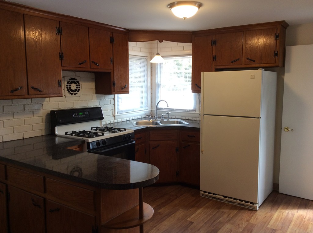 206 Mallowhill Road Springfield, MA 01129 - Photo 2 of 18