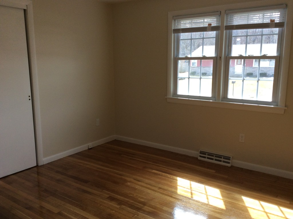 206 Mallowhill Road Springfield, MA 01129 - Photo 8 of 18