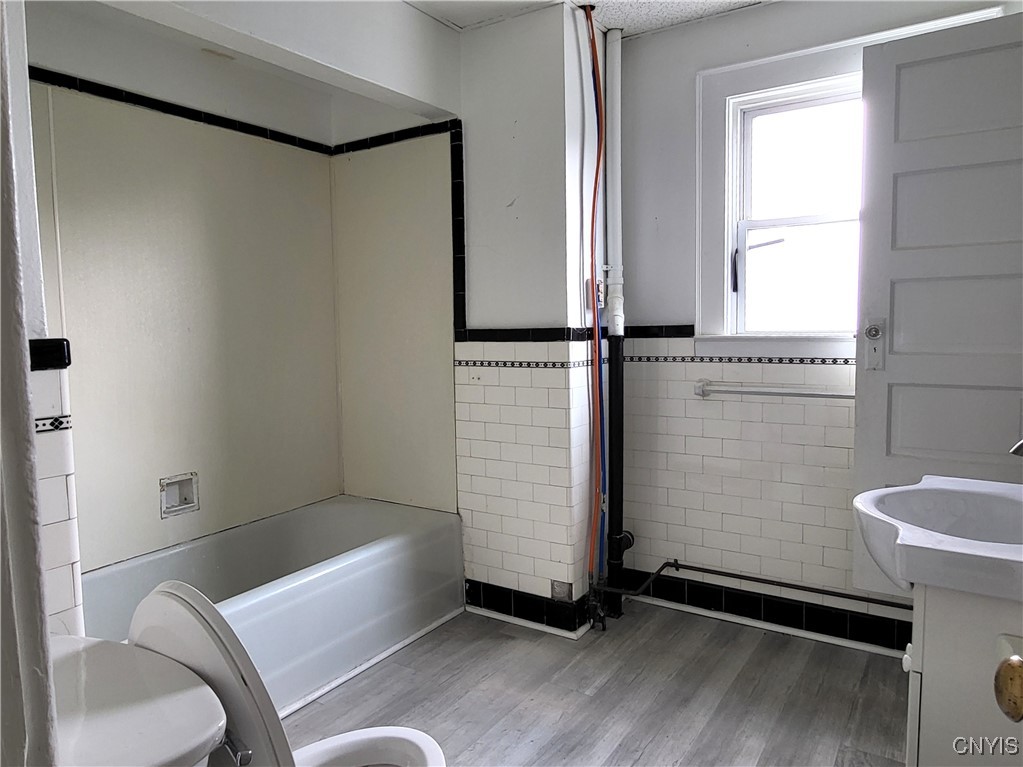 616 Teall Avenue Syracuse, NY 13206 - Photo 33 of 37 with large full bath