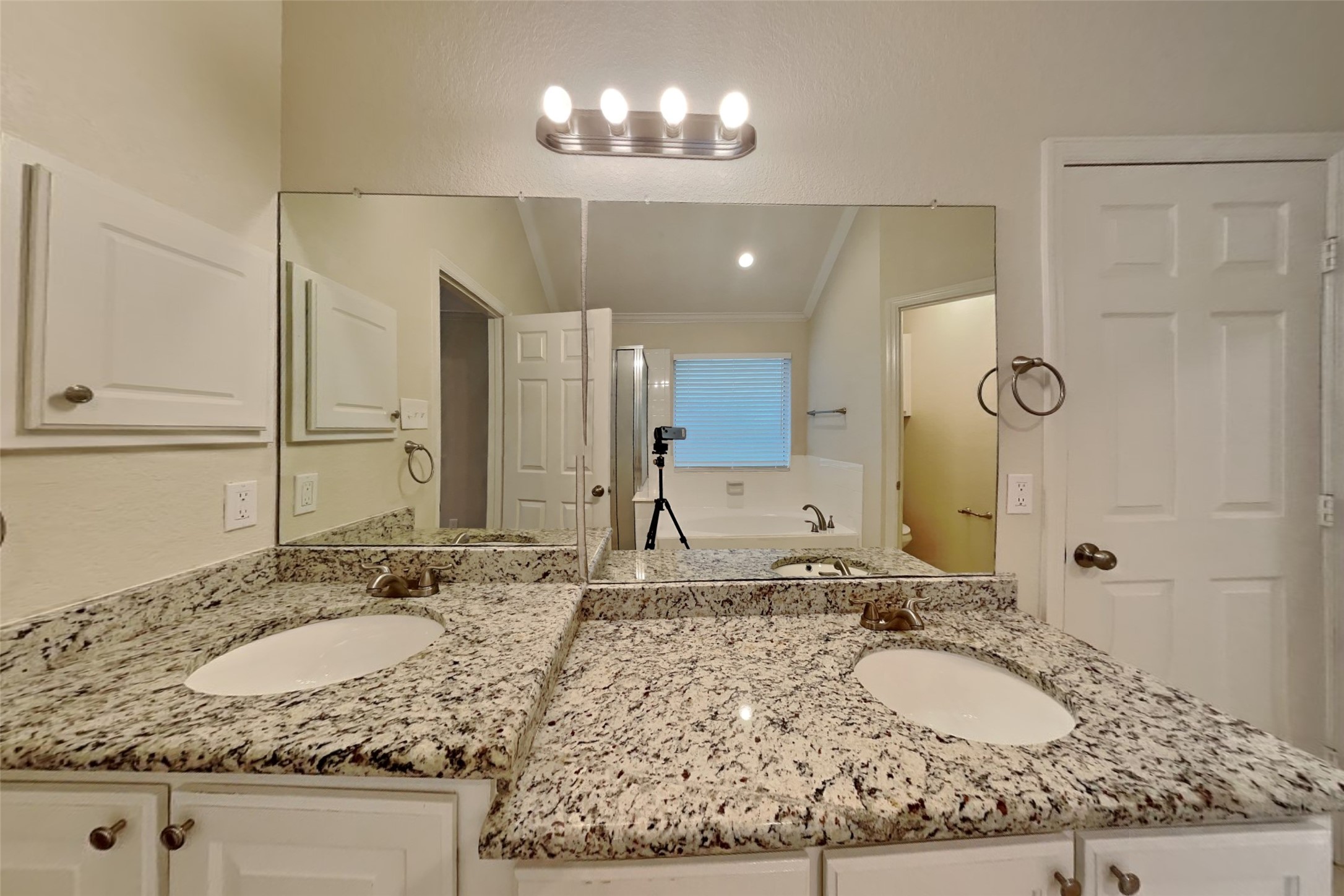 175 Merryweather Place Conroe, TX 77384 - Photo 9 of 17