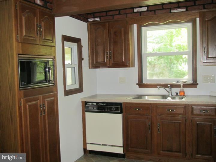212 Coldstream Road Phoenixville, PA 19460 - Photo 13 of 22 Kitchen