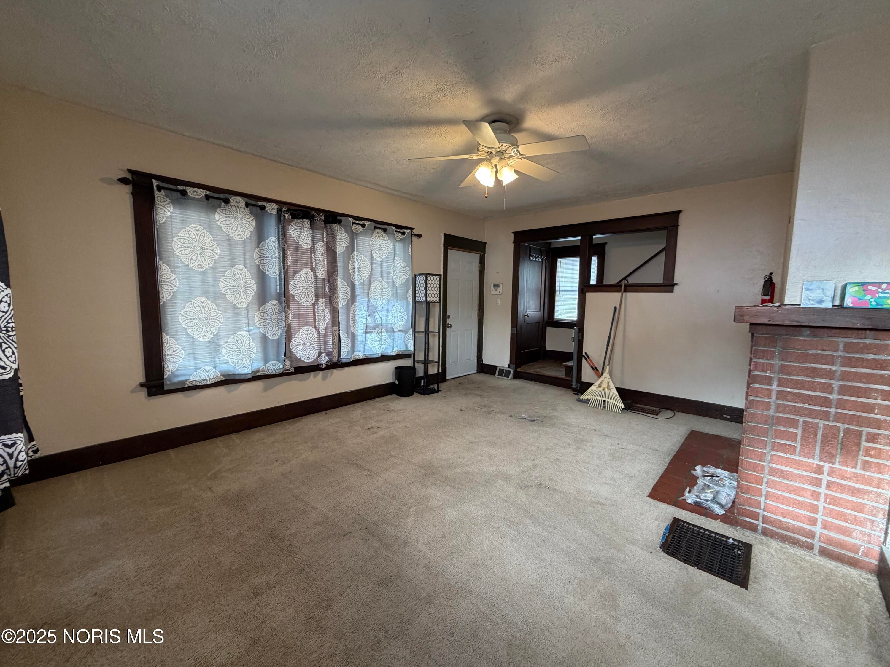 1752 Pilgrim Road Toledo, OH 43607 - Photo 3 of 18 Living Room