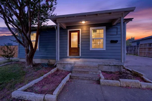 $1,900 | 709 Southeast 2nd Street, Grand Prairie, TX 75051