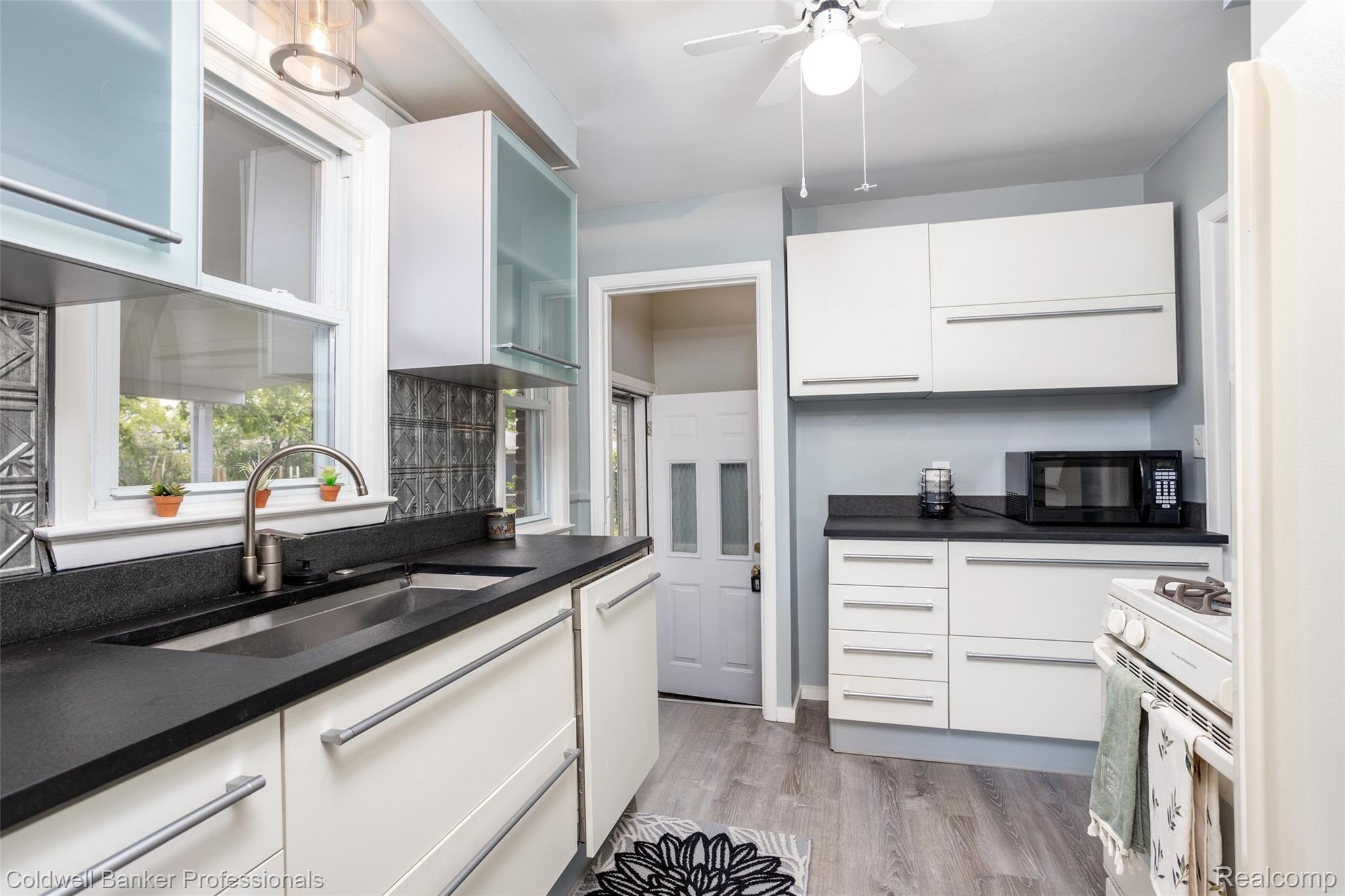 9160 Merriman Road Livonia, MI 48150 - Photo 8 of 39 Updated Kitchen