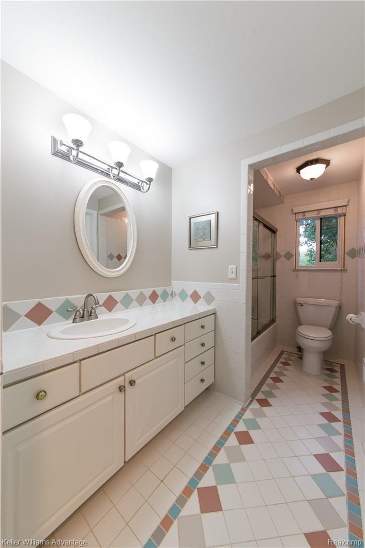 5320 Carroll Lk Road Commerce Township, MI 48382 - Photo 24 of 40 Carroll Lake Rd_5320_(Upper) Bathroom01_01.jpg