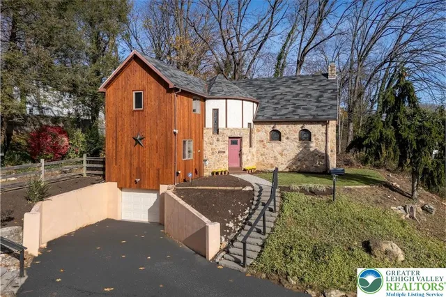 a view of a house with backyard