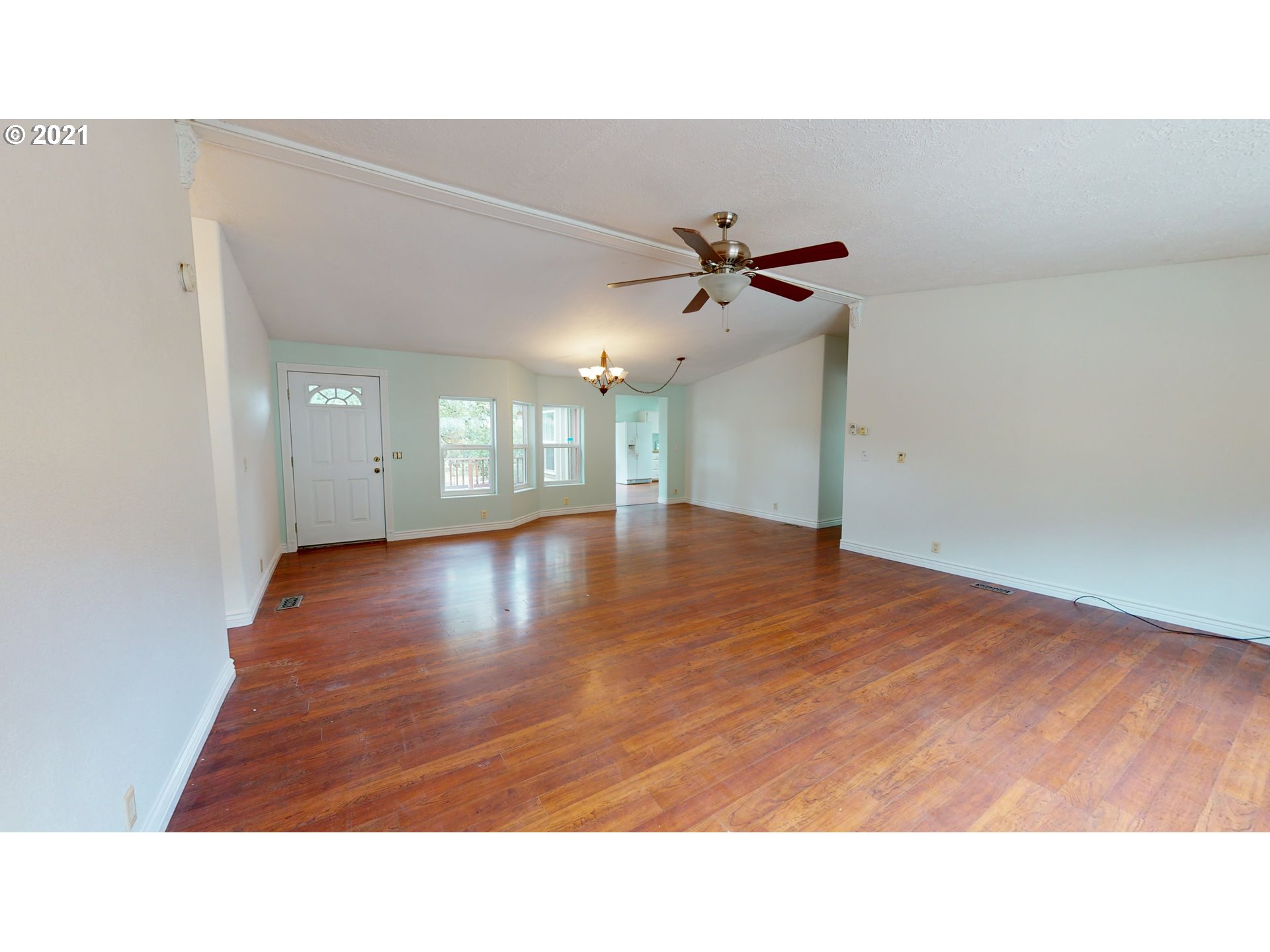 1555 Lower Crest Road Oakland, OR 97462 - Photo 9 of 32 Gallery Image 9