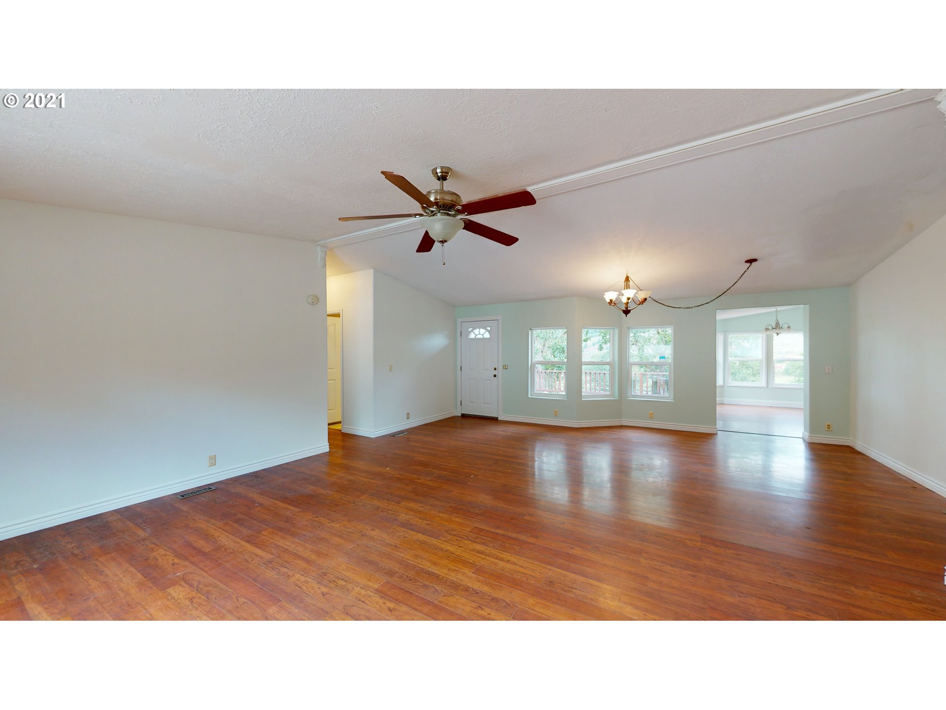1555 Lower Crest Road Oakland, OR 97462 - Photo 10 of 32 Gallery Image 10