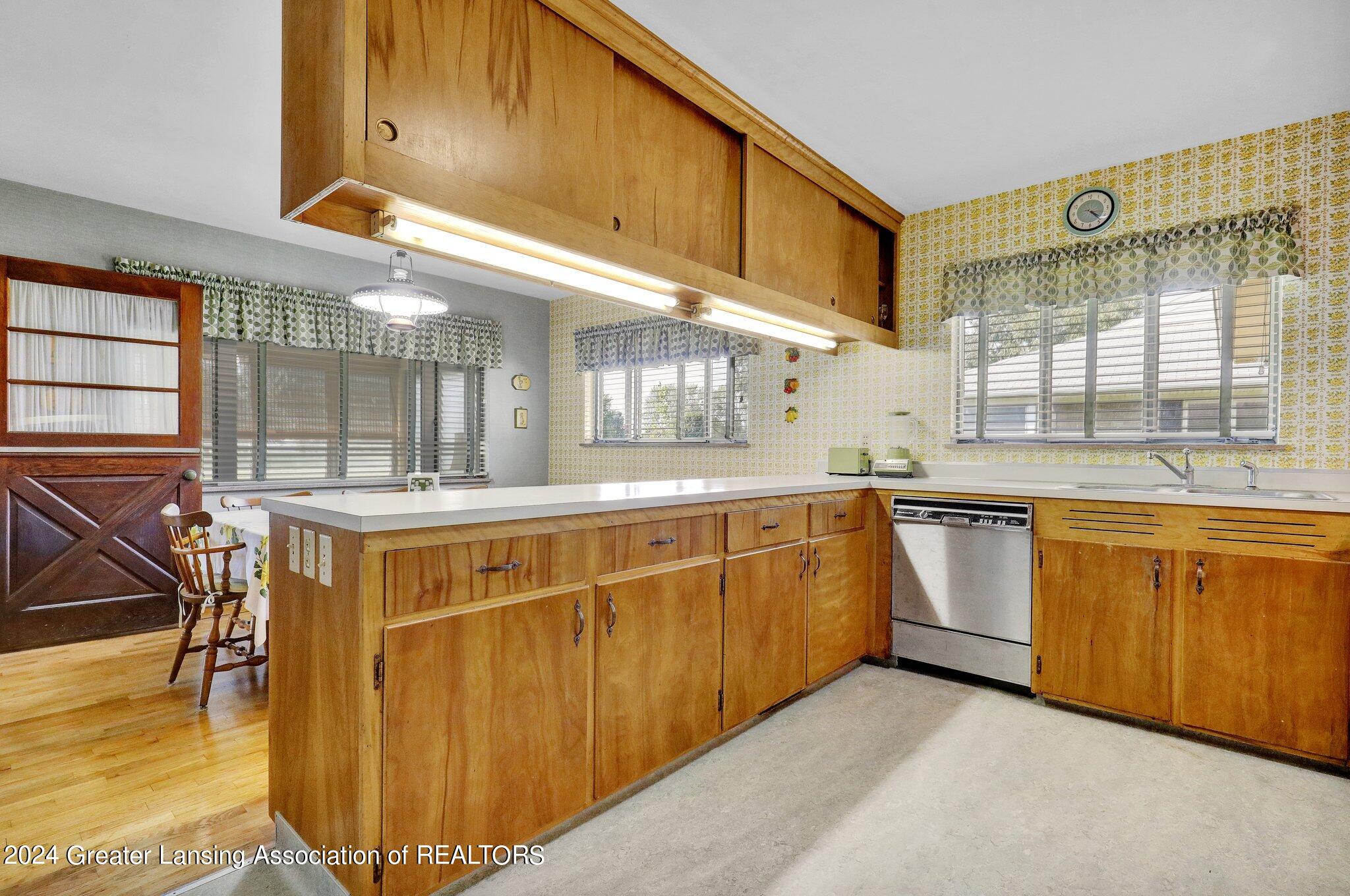 1630 Wellington Road Lansing, MI 48910 - Photo 15 of 33 Kitchen
