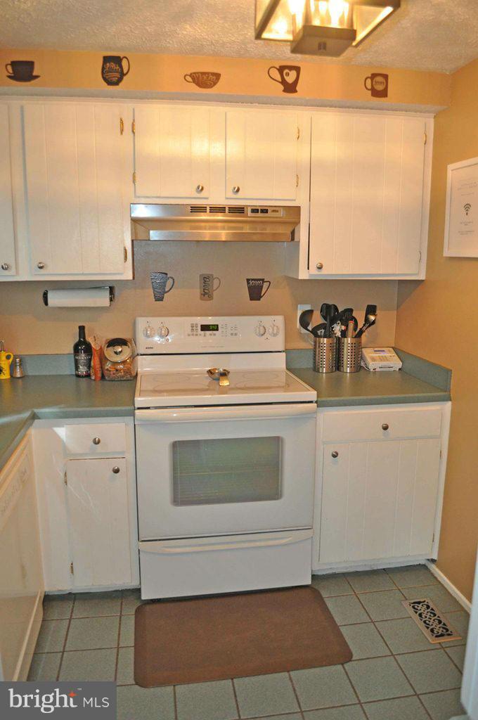 4809 Hawksbury Road Pikesville, MD 21208 - Photo 8 of 19 Kitchen