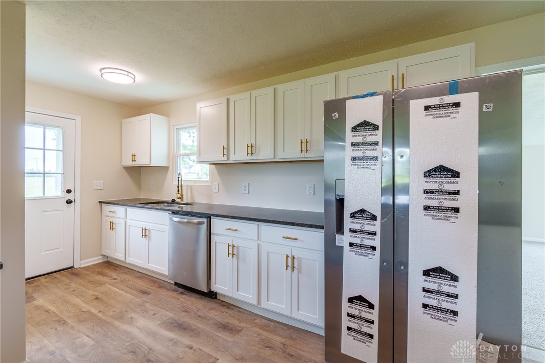 1327 Victory Road Springfield, OH 45504 - Photo 9 of 32