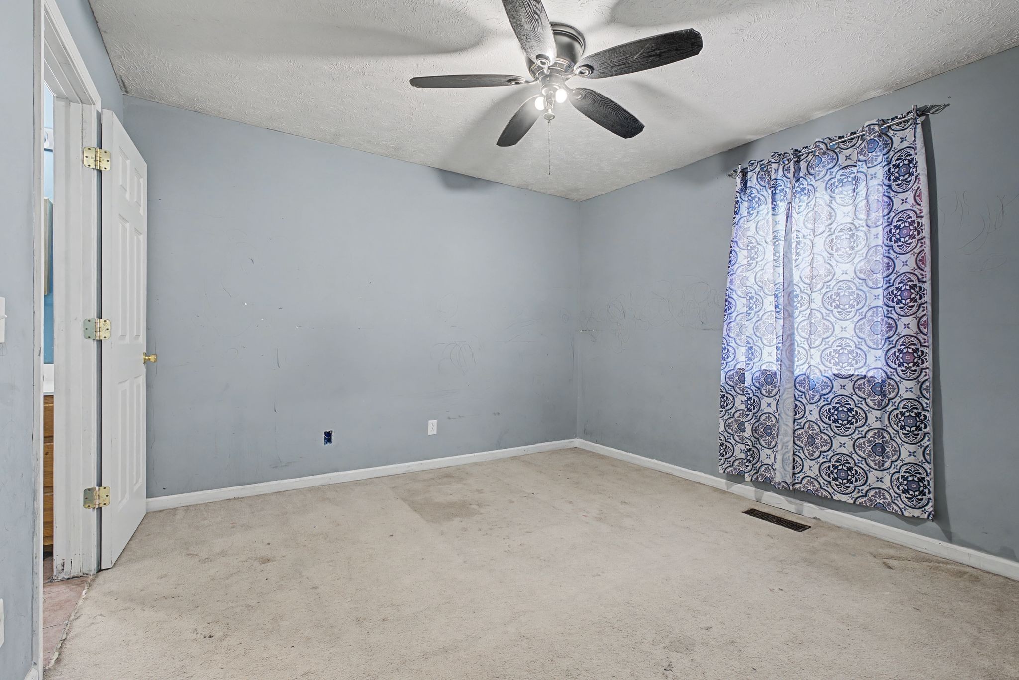 178 Spring Street Carthage, TN 37030 - Photo 16 of 27 an empty room with windows and fan