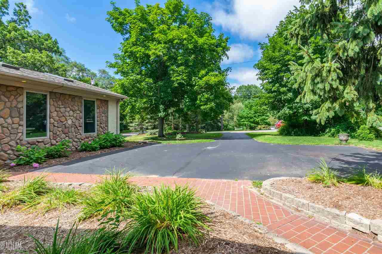 307 Oaklane Drive Rochester, MI 48306 - Photo 2 of 37 50024766-1.JPG