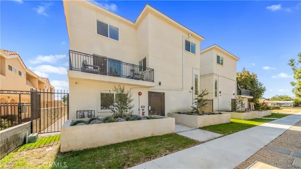 $3,695 | 17154 Chatsworth Street, Unit 2, Granada Hills, CA 91344