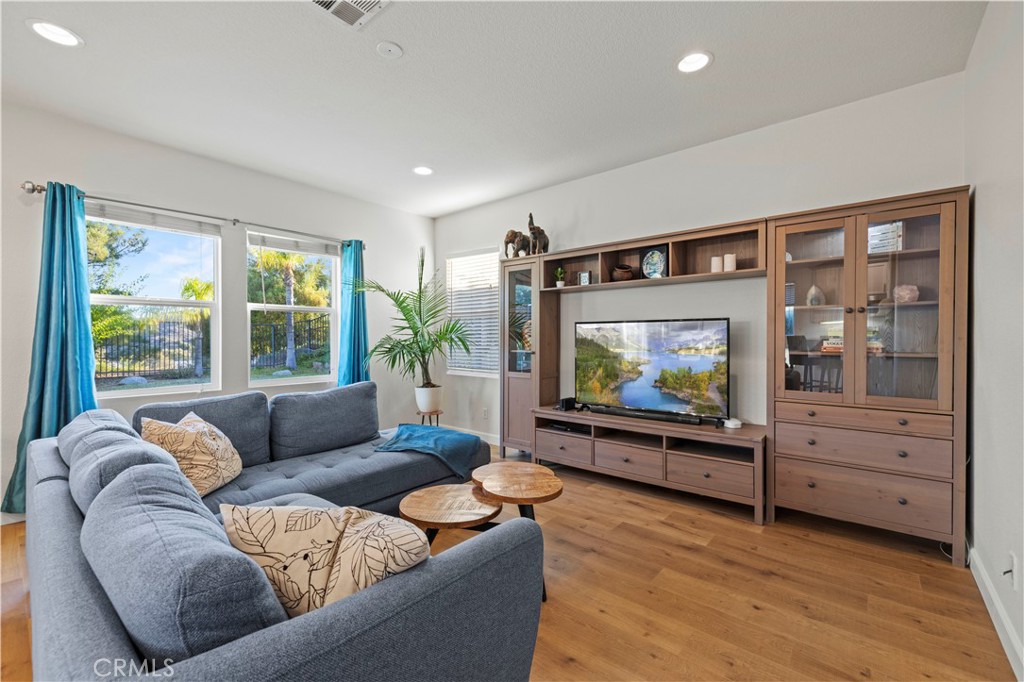 28238 Alton Way Castaic, CA 91384 - Photo 6 of 32