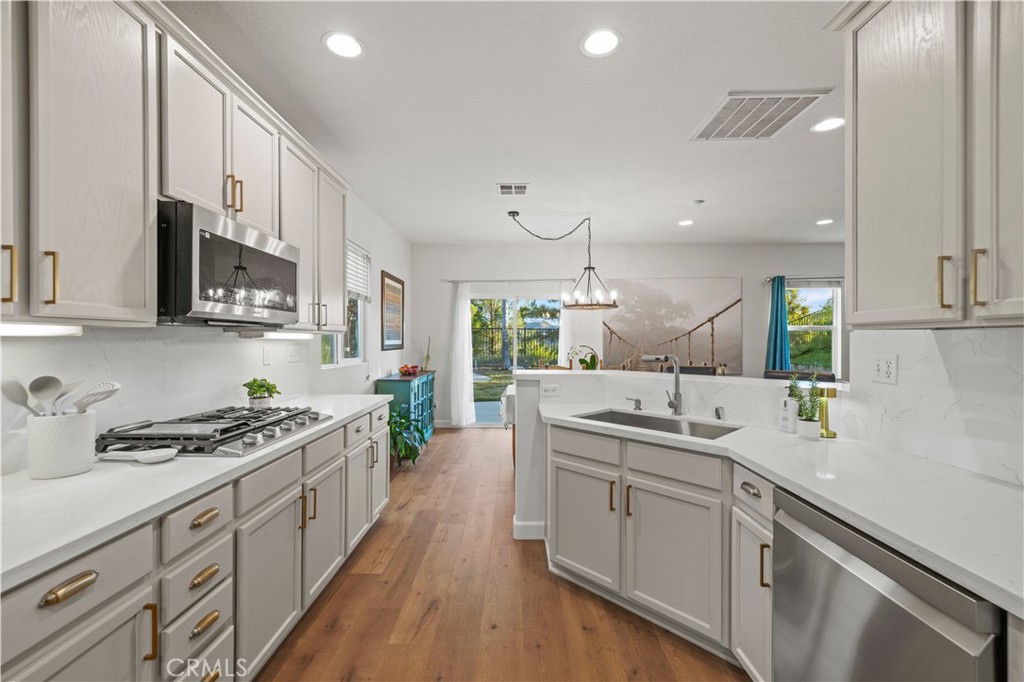 28238 Alton Way Castaic, CA 91384 - Photo 8 of 32