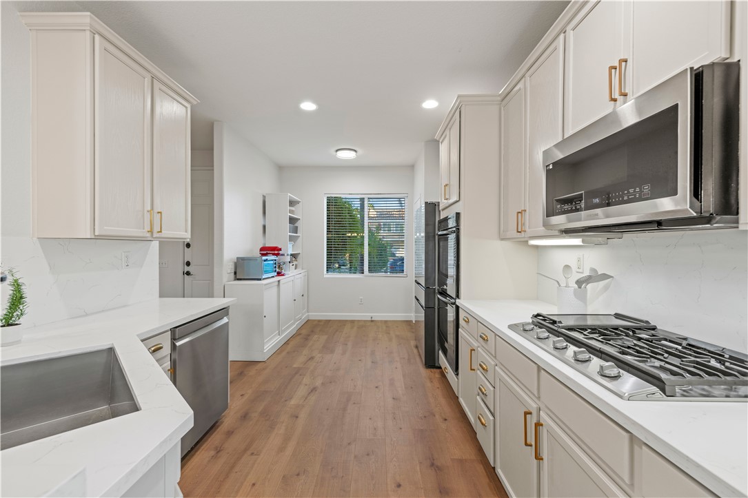 28238 Alton Way Castaic, CA 91384 - Photo 10 of 32