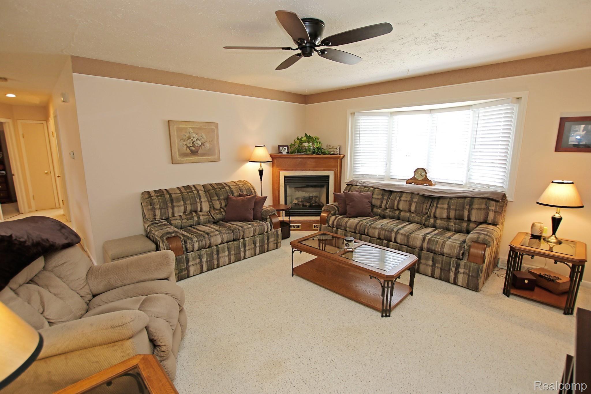 5825 Crescent Road Waterford, MI 48327 - Photo 8 of 44 8) Living Room.jpg