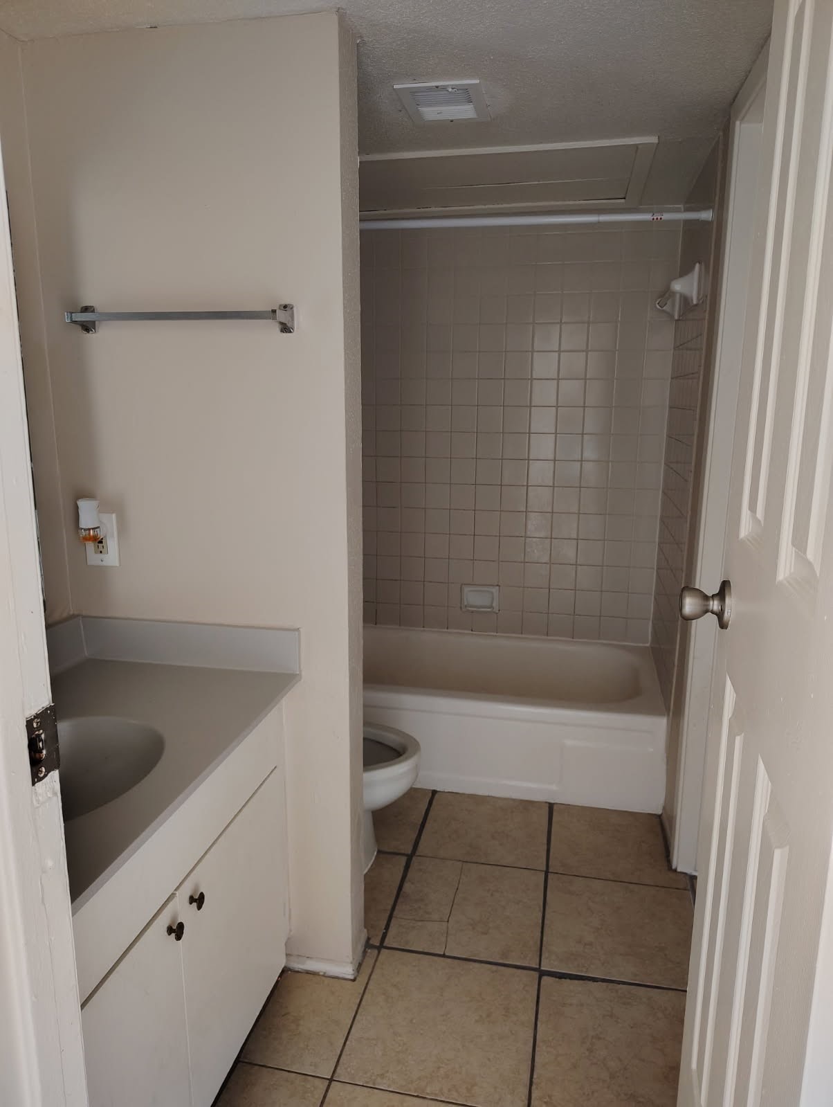 10100 South Gessner Road, Unit 404 Houston, TX 77071 - Photo 6 of 7 Bathroom